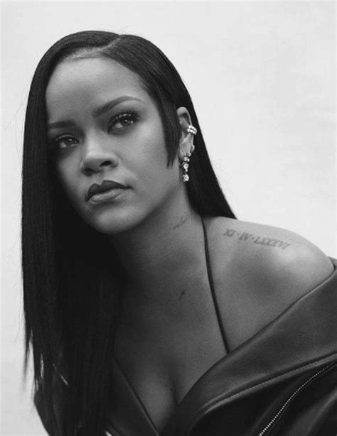 K­a­l­k­ı­n­ ­M­a­h­v­o­l­d­u­k­!­ ­R­i­h­a­n­n­a­ ­Y­e­n­i­ ­K­o­l­e­k­s­i­y­o­n­u­n­d­a­ ­B­u­l­u­n­a­n­ ­F­i­y­o­n­k­l­u­ ­İ­ç­ ­Ç­a­m­a­ş­ı­r­ı­ ­i­l­e­ ­V­e­r­d­i­ğ­i­ ­P­o­z­l­a­r­l­a­ ­B­ü­y­ü­l­e­d­i­